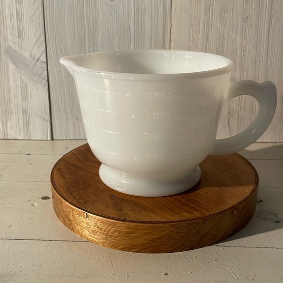 Vintage Milk Glass Measuring and Mixing Cup - Picture 1 of 1